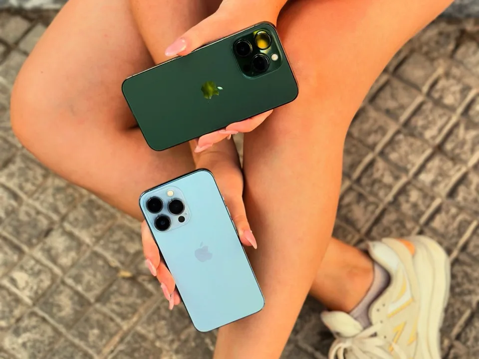 Δύο iPhone 13 Pro, ένα πράσινο και ένα γαλάζιο